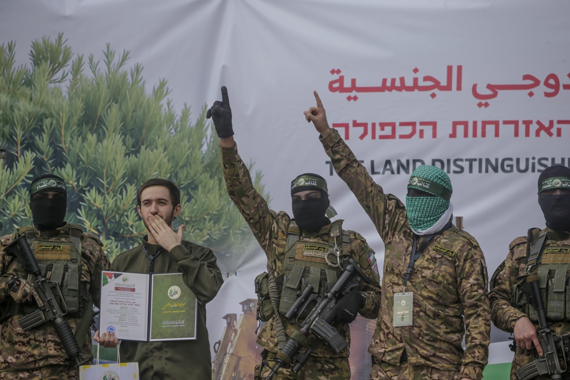 Hamas complies with the agreed with Israel and frees the last six live hostages of the first phase