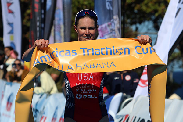 La imagen de Gwen Jorgensen al ganar el Triatlón Habana en 2024 es la imagen de cartel de la edición de 2025 de la cita. Foto: Roberto Morejón/ JIT.