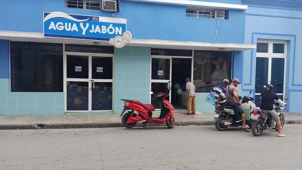 Holguín opens the first dollar store in the middle of a blackout