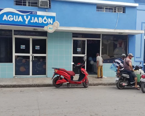 Holguín opens the first dollar store in the middle of a blackout