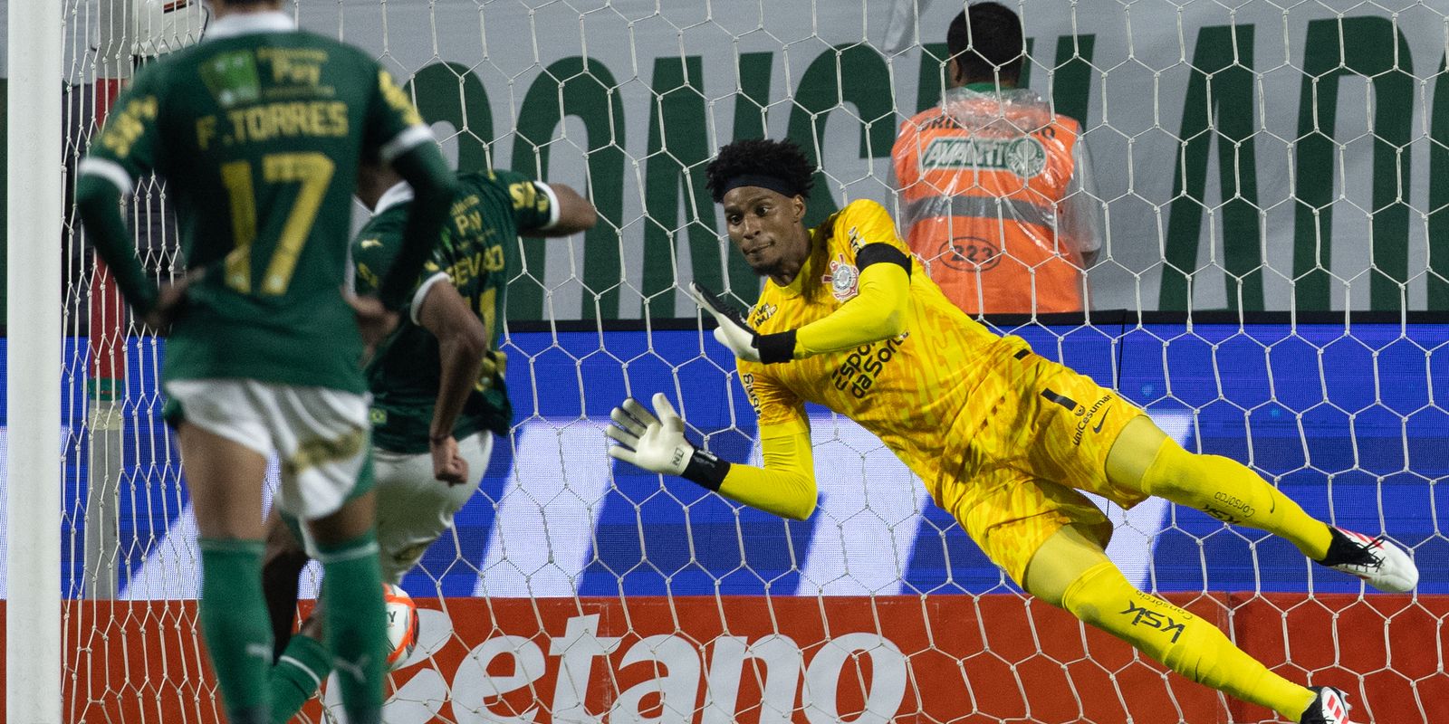 Hugo Souza defends penalty and Palmeiras and Corinthians are in the draw