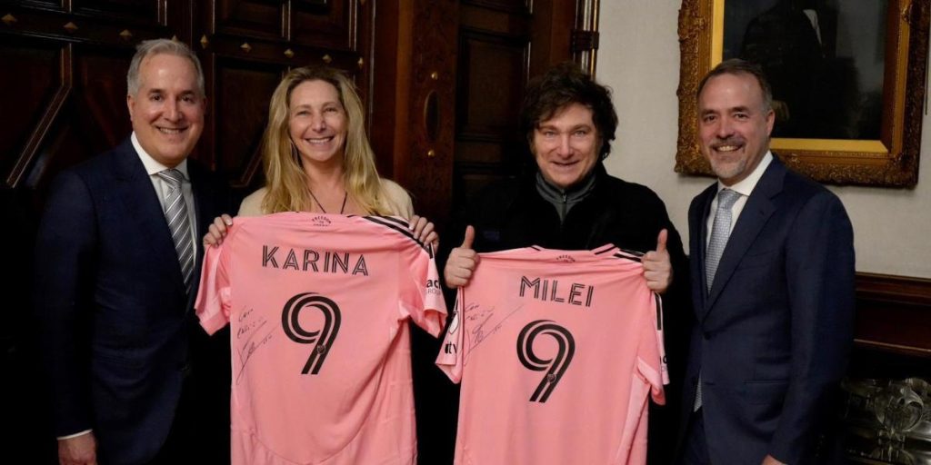 Inter Miami gives Milei a signed shirt per Messi