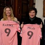 Inter Miami gives Milei a signed shirt per Messi