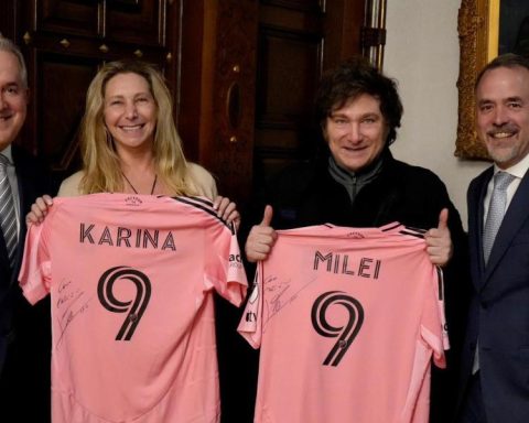 Inter Miami gives Milei a signed shirt per Messi