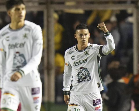 James keeps the lion as leader of Mexico