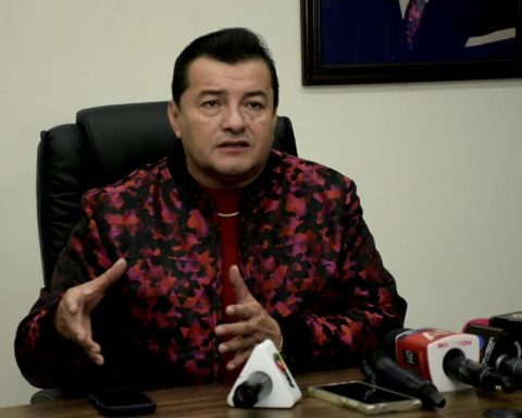 Jhonny Fernández announces a new trip to Miami and leaves his son at the internship