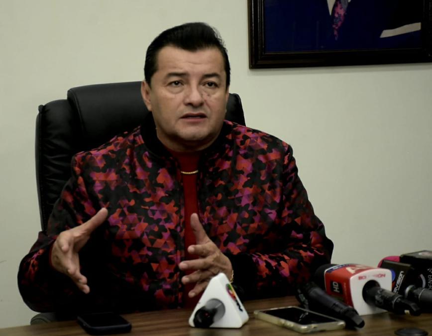 Jhonny Fernández announces a new trip to Miami and leaves his son at the internship