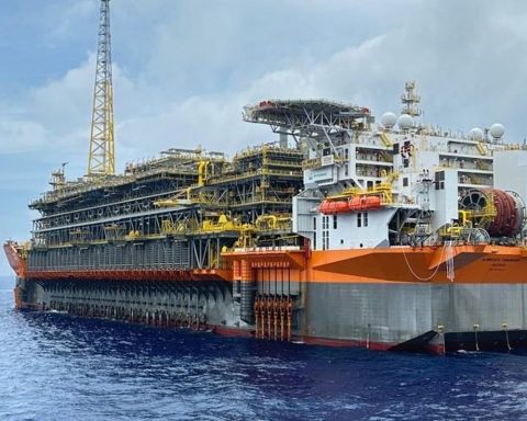 Largest oil platform in Brazil starts pre-salt operation