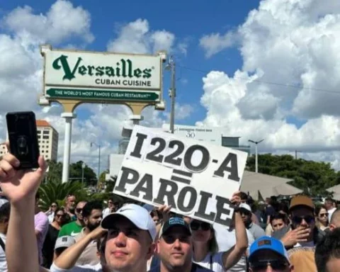 Cubanos reclaman en una manifestación en Miami que el formulario I-220A sea considerado como 'parole'