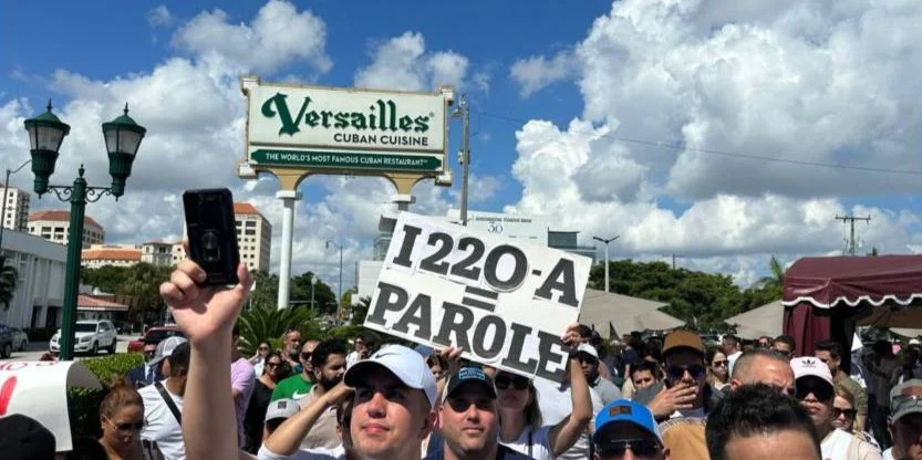 Cubanos reclaman en una manifestación en Miami que el formulario I-220A sea considerado como 'parole'