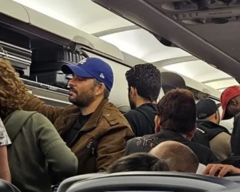 Luis Silva (gorra azul) fue captado a finales de diciembre de 2024 en un avión rumbo a Miami