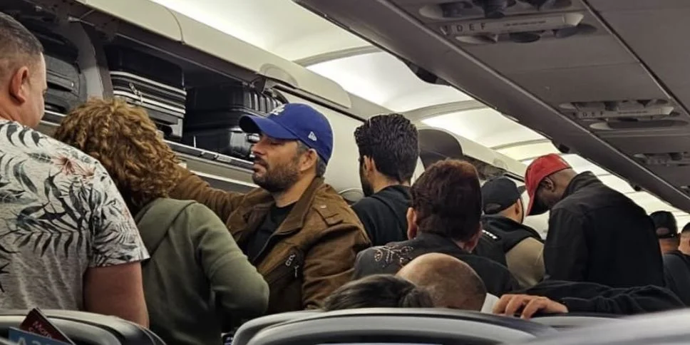 Luis Silva (gorra azul) fue captado a finales de diciembre de 2024 en un avión rumbo a Miami