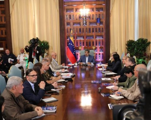 Maduro asks to include "all sectors" in debate on constitutional reform