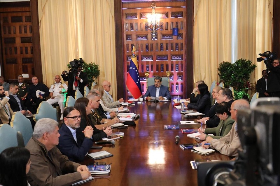 Maduro asks to include "all sectors" in debate on constitutional reform