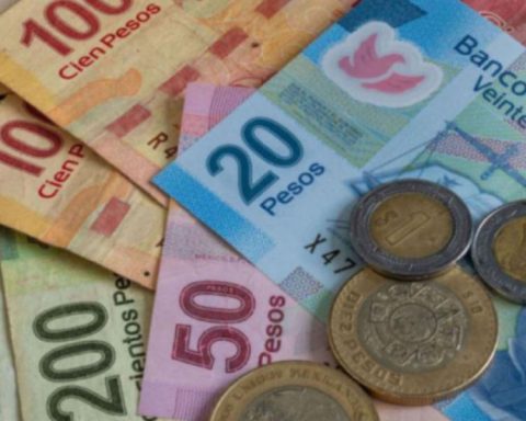 Mexican peso falls against the dollar after new threats from Donald Trump