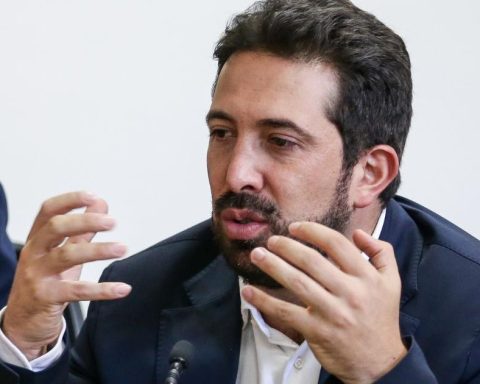 Minhacienda will turn $ 800,000 million to Minsalud to transfer the payment of maximum budgets to EPS