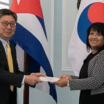 Lee Ho-yul, embajador de Corea del Sur en Cuba, y Anayansi Rodríguez Camejo, viceministra de Relaciones Exteriores del régimen cubano