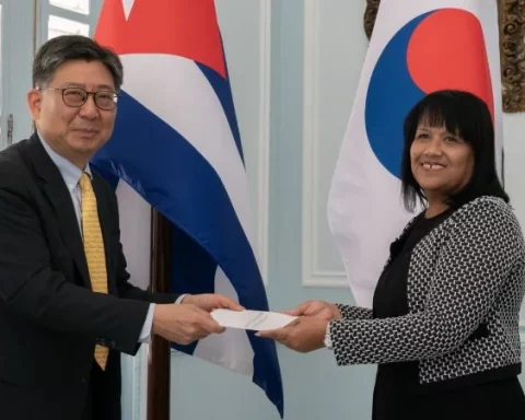 Lee Ho-yul, embajador de Corea del Sur en Cuba, y Anayansi Rodríguez Camejo, viceministra de Relaciones Exteriores del régimen cubano