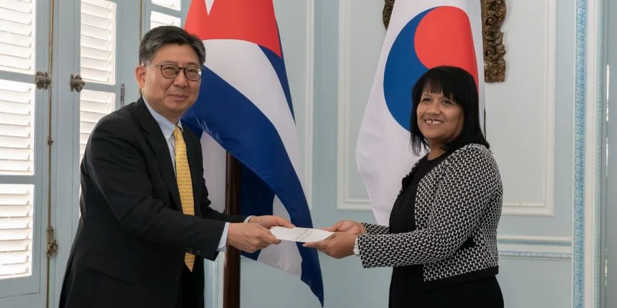 Lee Ho-yul, embajador de Corea del Sur en Cuba, y Anayansi Rodríguez Camejo, viceministra de Relaciones Exteriores del régimen cubano