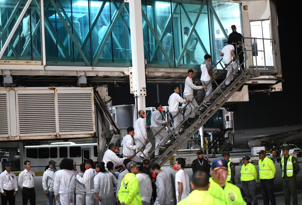 More than 170 migrants held in the Naval Base of Guantanamo arrives in Venezuela