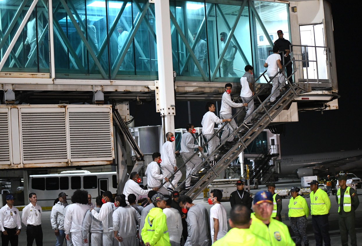 More than 170 migrants held in the Naval Base of Guantanamo arrives in Venezuela