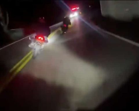 Motorcyclist lost control in a curve and crashed head -on against ambulance after performing dangerous maneuver