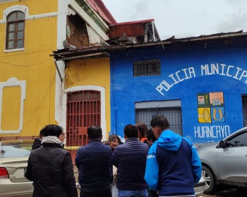 Municipal Colosseum roof in Huancayo collapse due to rains and evacuates workers