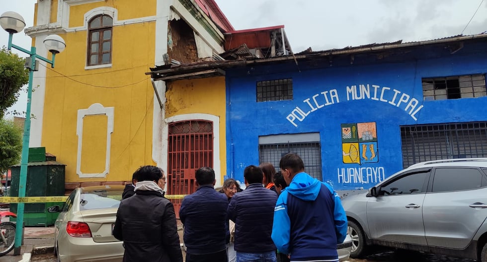Municipal Colosseum roof in Huancayo collapse due to rains and evacuates workers