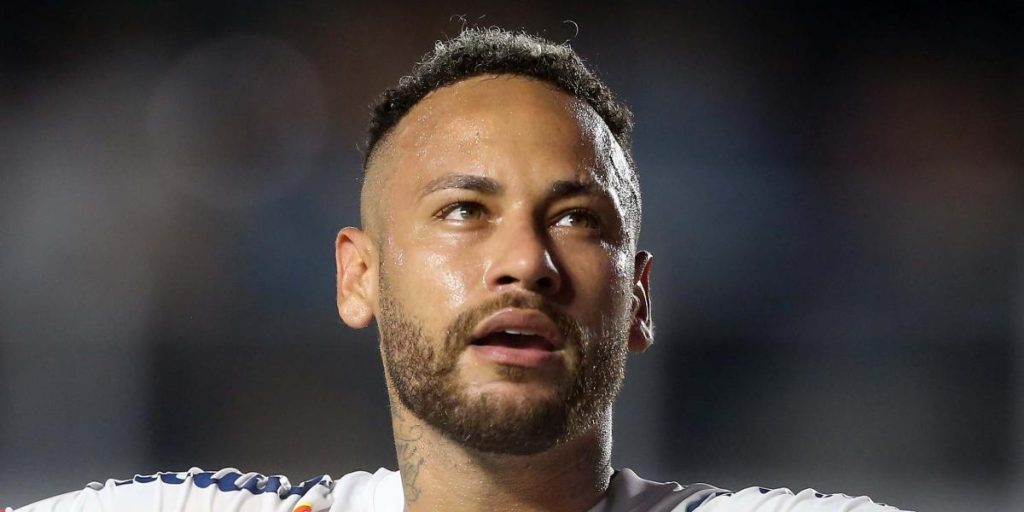 Neymar takes sides into the debate that divides football in Brazil