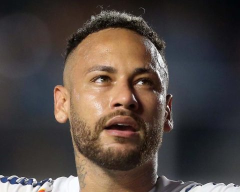 Neymar takes sides into the debate that divides football in Brazil