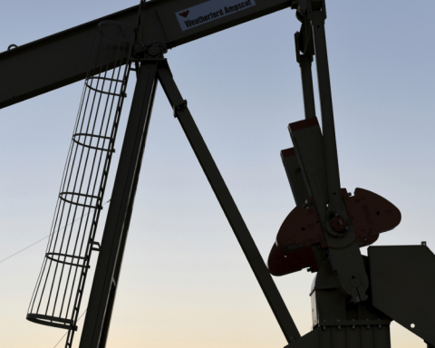 Oil falls slightly; Operators evaluate peace prospects in Ukraine