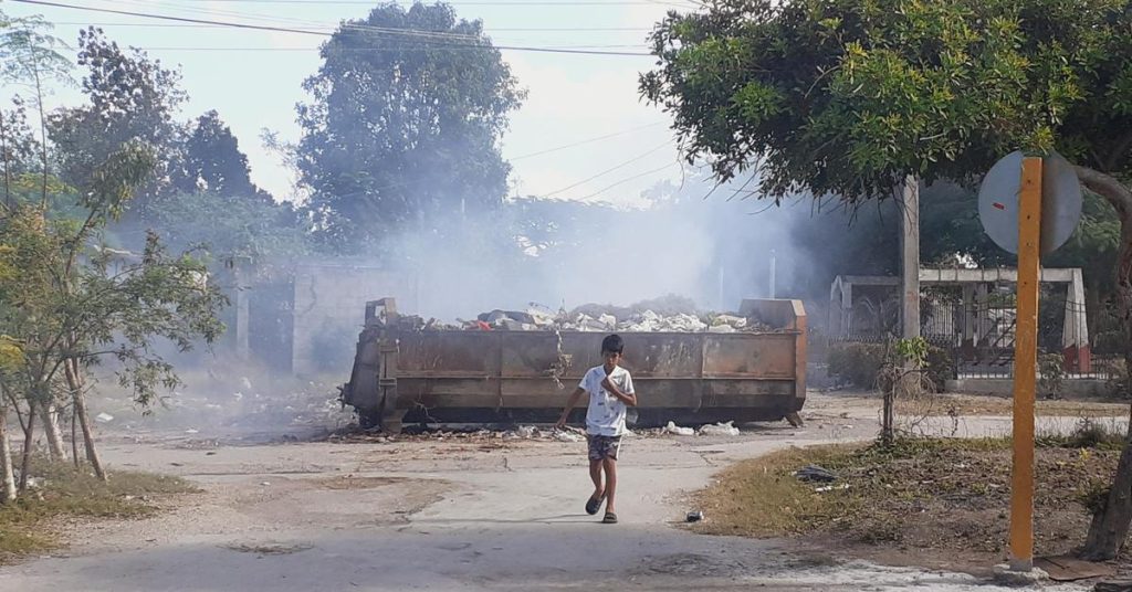 Overwhelmed by garbage, the settlers of Manzanillo fear the arrival of a new epidemic