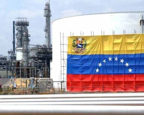 PDVSA resumes light crude oil as production drops