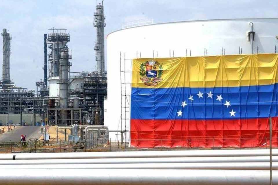 PDVSA resumes light crude oil as production drops