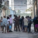Cola en una bodega en La Habana, Cuba