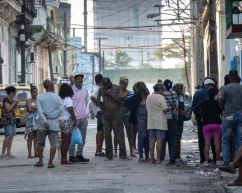Cola en una bodega en La Habana, Cuba