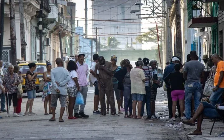 Cola en una bodega en La Habana, Cuba