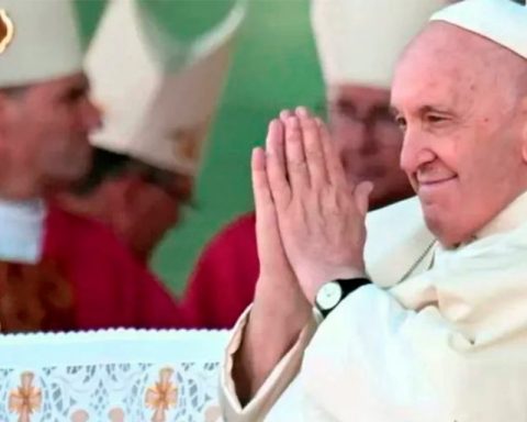 Pope Francis suffers a "polymicrobial infection" and must continue at absolute rest