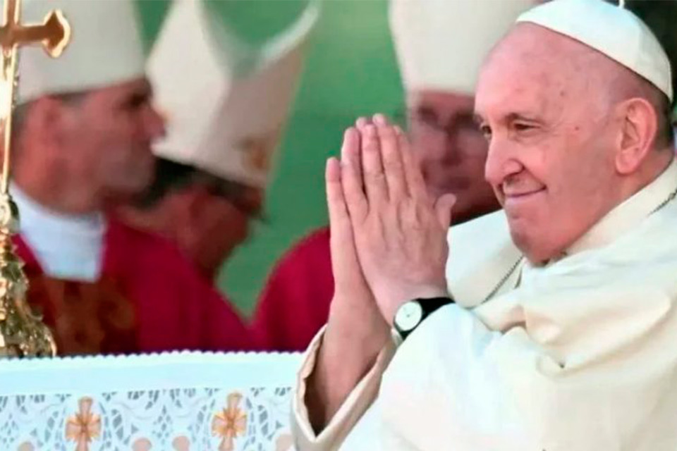 Pope Francis suffers a "polymicrobial infection" and must continue at absolute rest