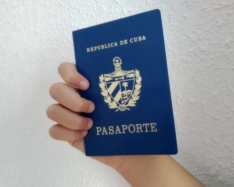 Pasaporte cubano. Foto: Archivo.