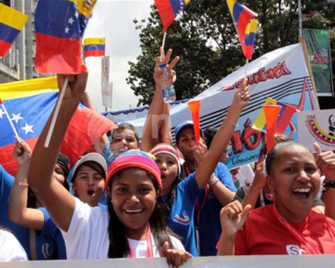 Revolutionary Youth celebrates its day taking the streets of Caracas