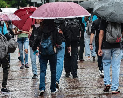 Saturday has alerts for storm and extreme heat in the country