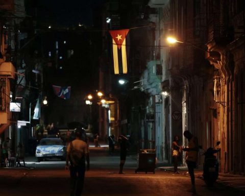 Saturday night with high energy deficit for almost half of the island