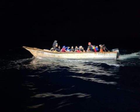 Shipwrecked vessel with migrants from Venezuela and Colombia in Aguas de Panama