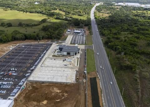 Slow the construction of the vehicle retention center