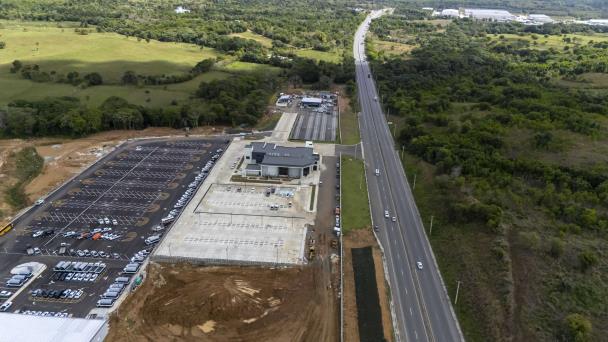 Slow the construction of the vehicle retention center