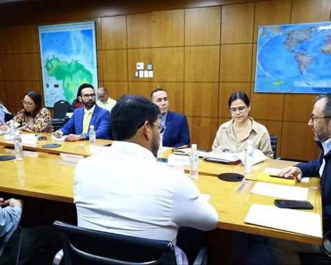 Strengthen ties with social movements