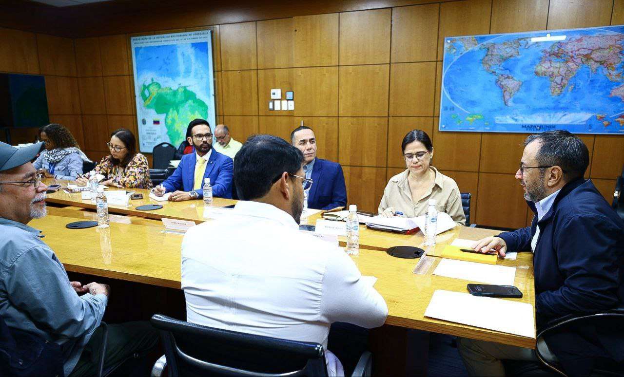 Strengthen ties with social movements