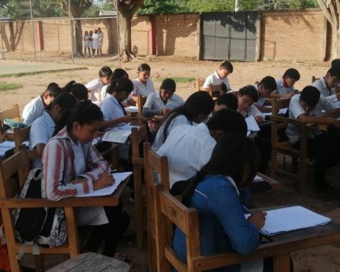 Students of San Miguel de los Junos pass classes in the patio because the City Hall does not deliver its module