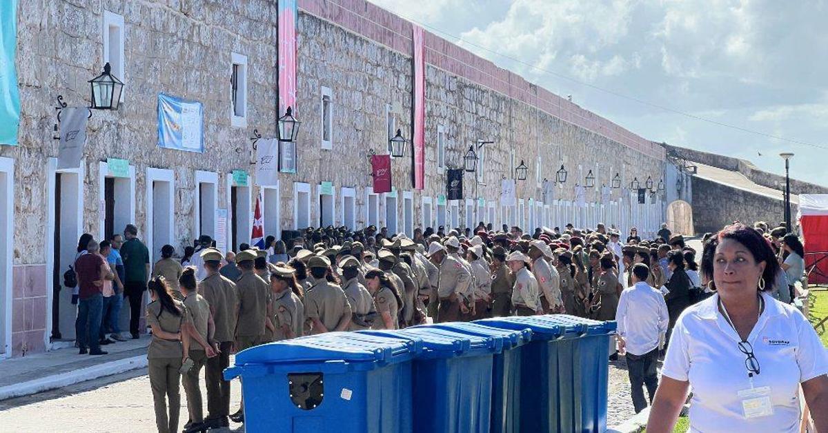 The blackouts and the rationed sale of specimens bitter the Havana Book Fair